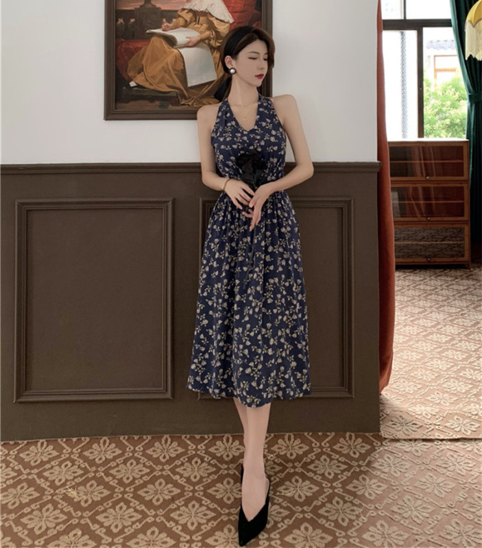 Real price, versatile dress with neck print