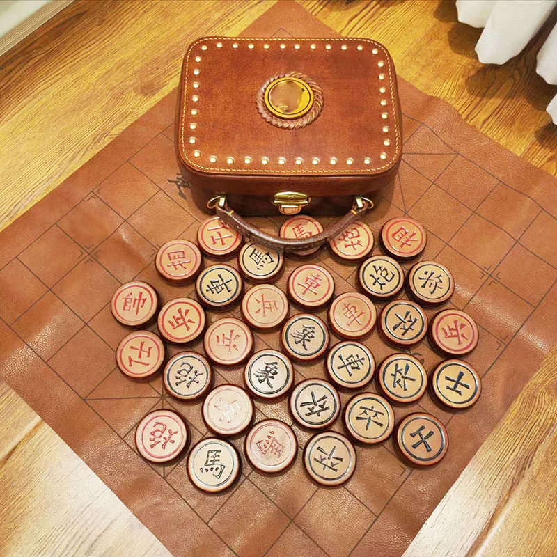 每个棋子都是一点点手工打磨而成