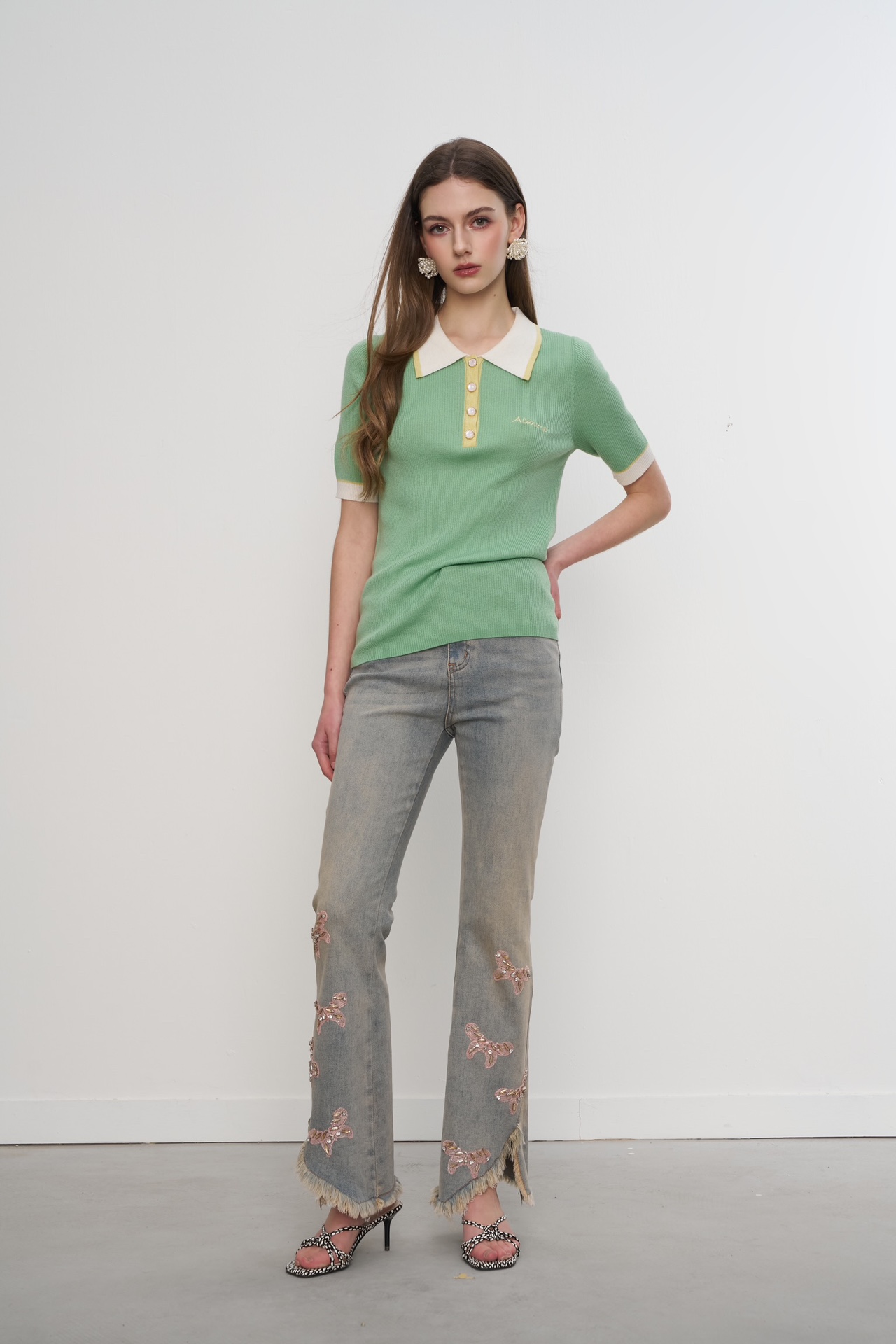 百搭绿色T恤蝴蝶结牛油果时尚