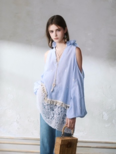 GUO JINGYI 26春夏蓝色条纹绣花蕾丝拼接露肩长上衣流苏边牛仔裤