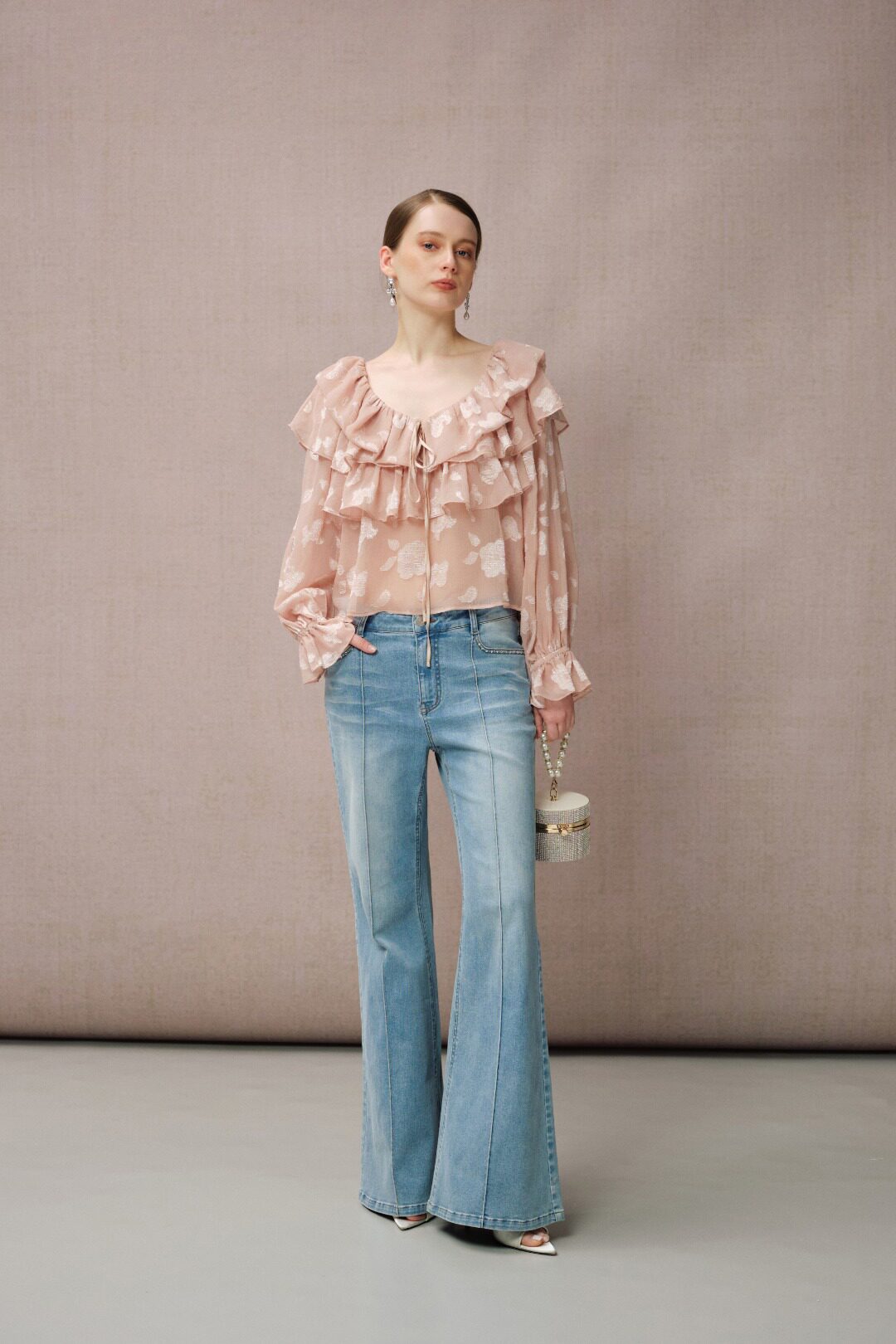 DIANA VEVINA 25春夏肌理烧花雪纺荷叶边小衫烫钻牛仔喇叭长裤女