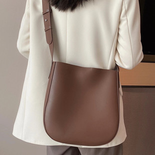 包包小众新款 宽肩带高级感通勤单肩包大容量真皮女斜挎托特水桶包