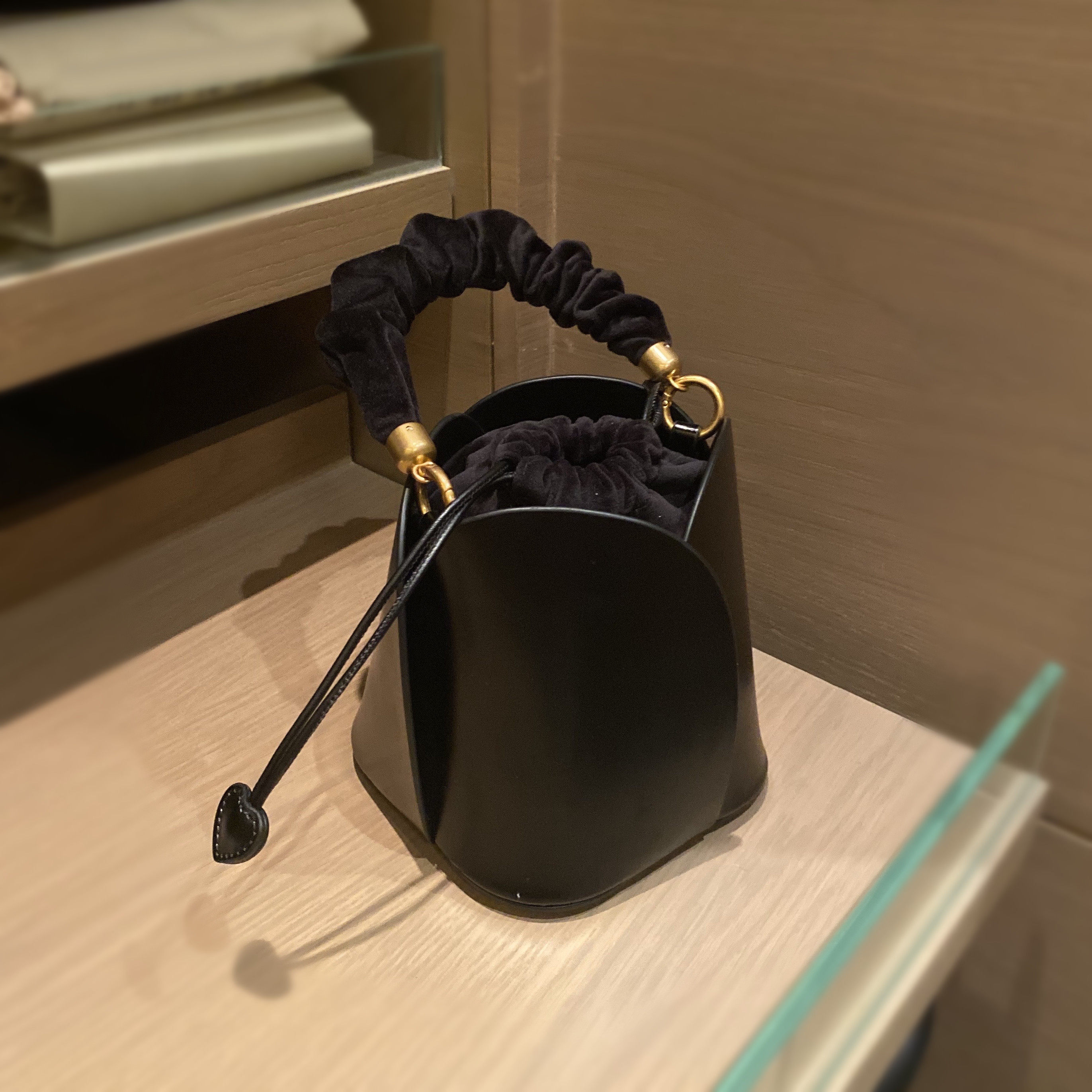 真皮女水桶包小拎包包2025新款夏小众圆筒手提包花瓣菜篮子斜挎包,箱包皮具/热销女包/男包,水桶包,淘宝优惠券,粉丝福利购,淘宝优惠卷