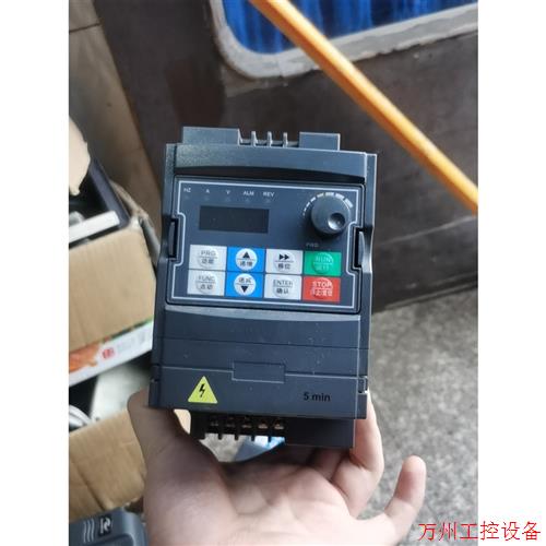 议价直拍不发:日虹变频器 380v1.5kw 成色漂亮 只用了几个月 质