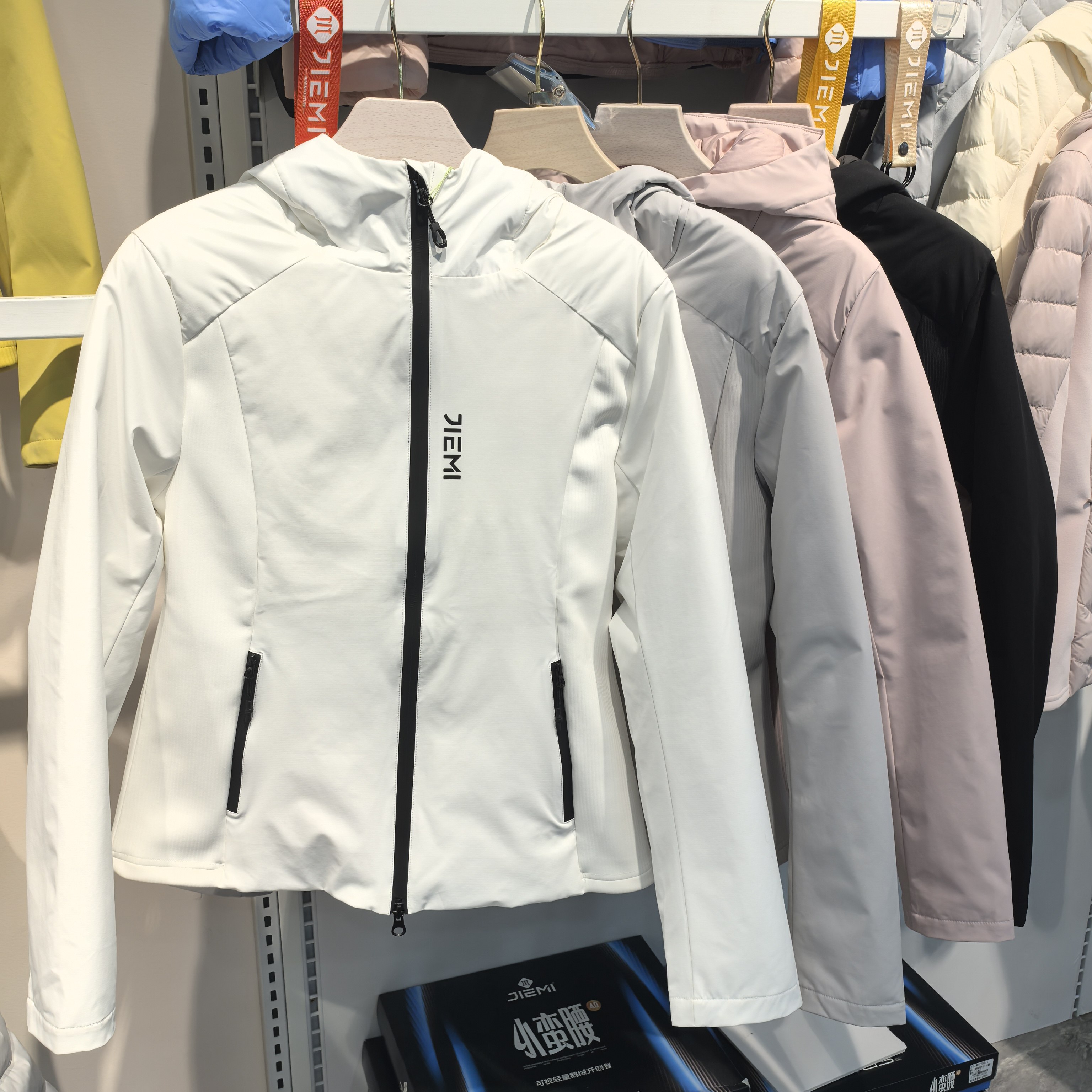 米6W113冬女短款羽绒服保暖立领连帽上衣棉服小蛮腰鹅绒冲锋衣