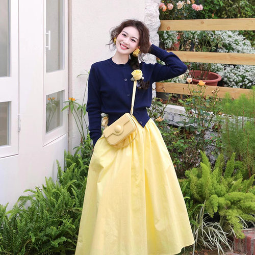 青色针织衫黄色半身裙两件套