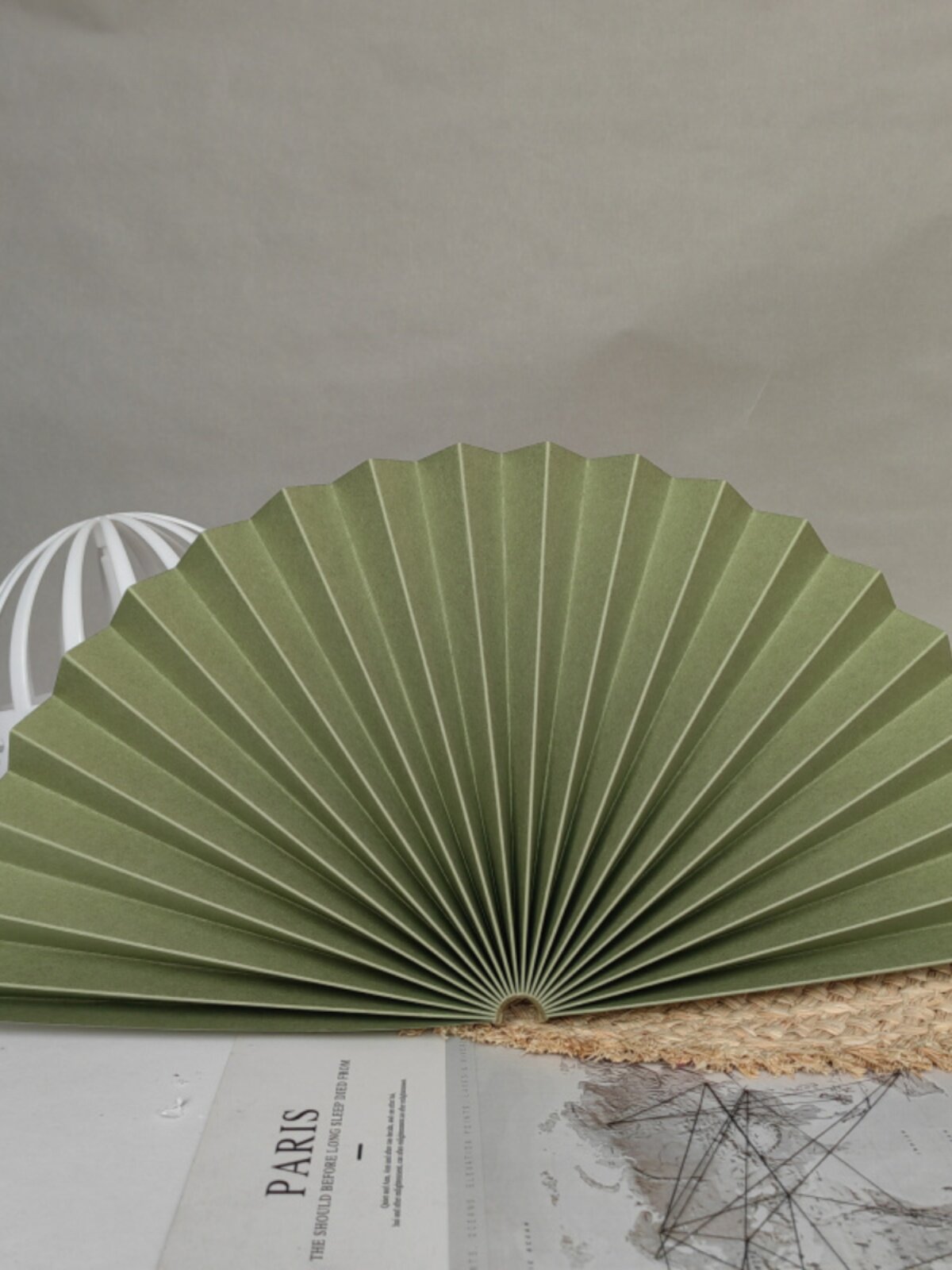 대조되는 색상의 장미 빨간색 아보카도 녹색 두꺼운 종이 팬이 있는 개방형 공예 팬은 맞춤형 접이식 골동품 둥근 팬 꽃으로 장식되어 있습니다