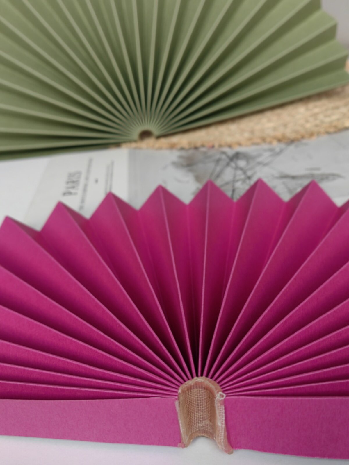 대조되는 색상의 장미 빨간색 아보카도 녹색 두꺼운 종이 팬이 있는 개방형 공예 팬은 맞춤형 접이식 골동품 둥근 팬 꽃으로 장식되어 있습니다