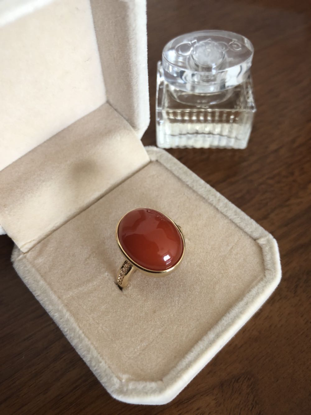 18k金镶嵌天然石南红玛瑙大蛋面戒指内含小草花掌柜推荐