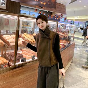 皮毛一体马甲女短款2025冬季新外套休闲独特超好看羊羔毛洋气时髦