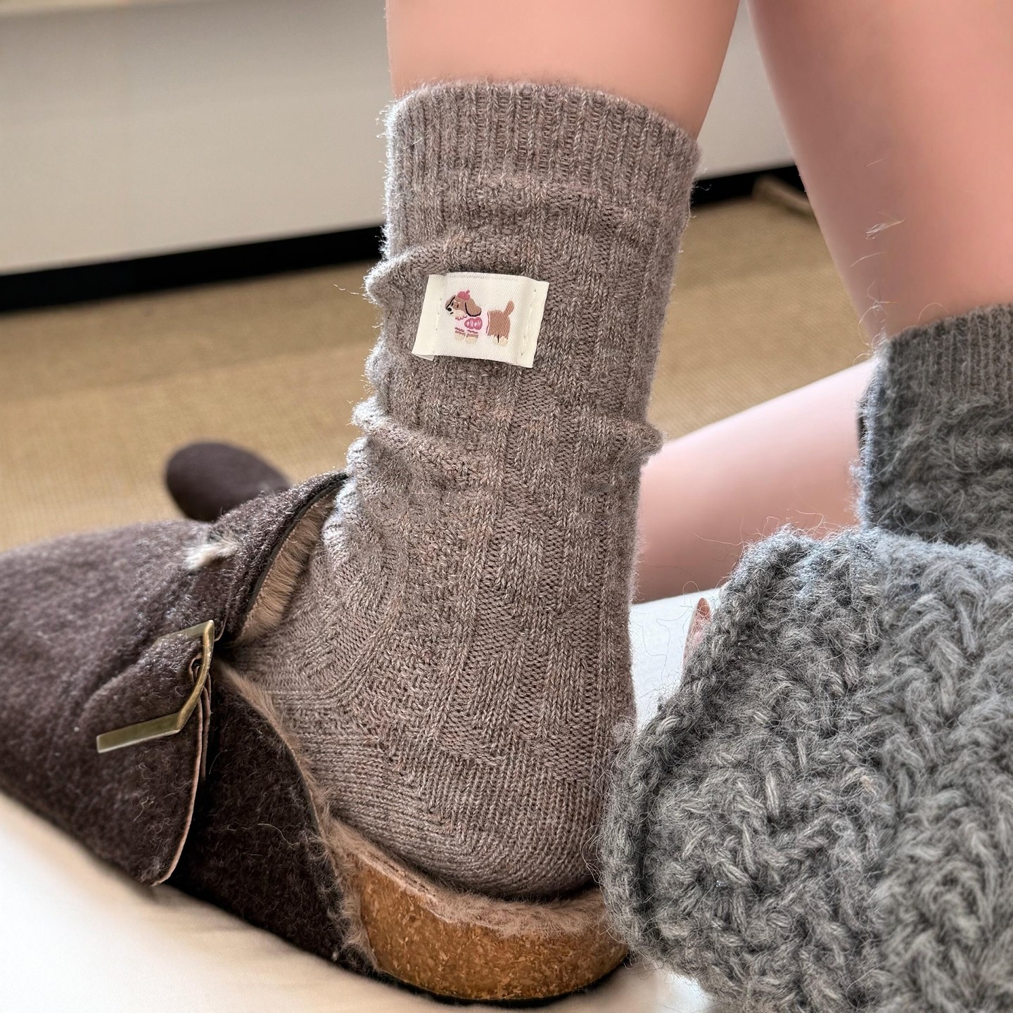 日系袜子女粗线羊毛袜秋冬麻花纹中筒袜加厚保暖可爱布标堆堆长袜