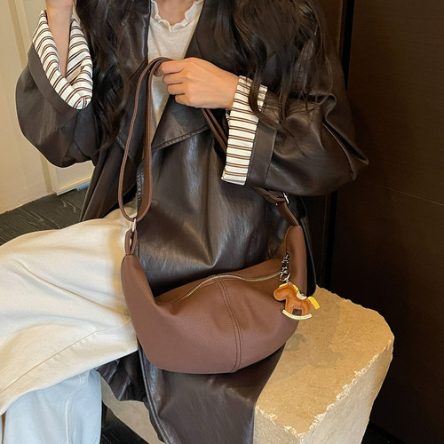2026新款饺子包女士通勤牛角包大容量慵懒单肩斜挎包软皮可颂包