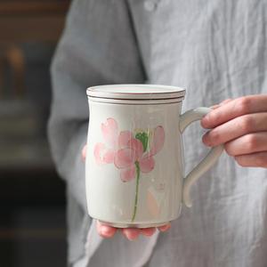 小清新白瓷手绘粉莲带盖马克杯陶瓷存手绘家用泡茶茶水分离办公杯