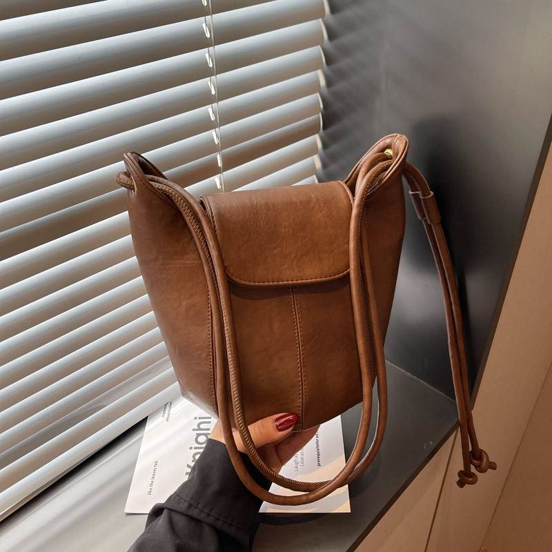 2025小众设计新款女士水桶包休闲简约高级感百搭通勤时尚单肩小包,箱包皮具/热销女包/男包,通用款女包,淘宝优惠券,粉丝福利购,淘宝优惠卷