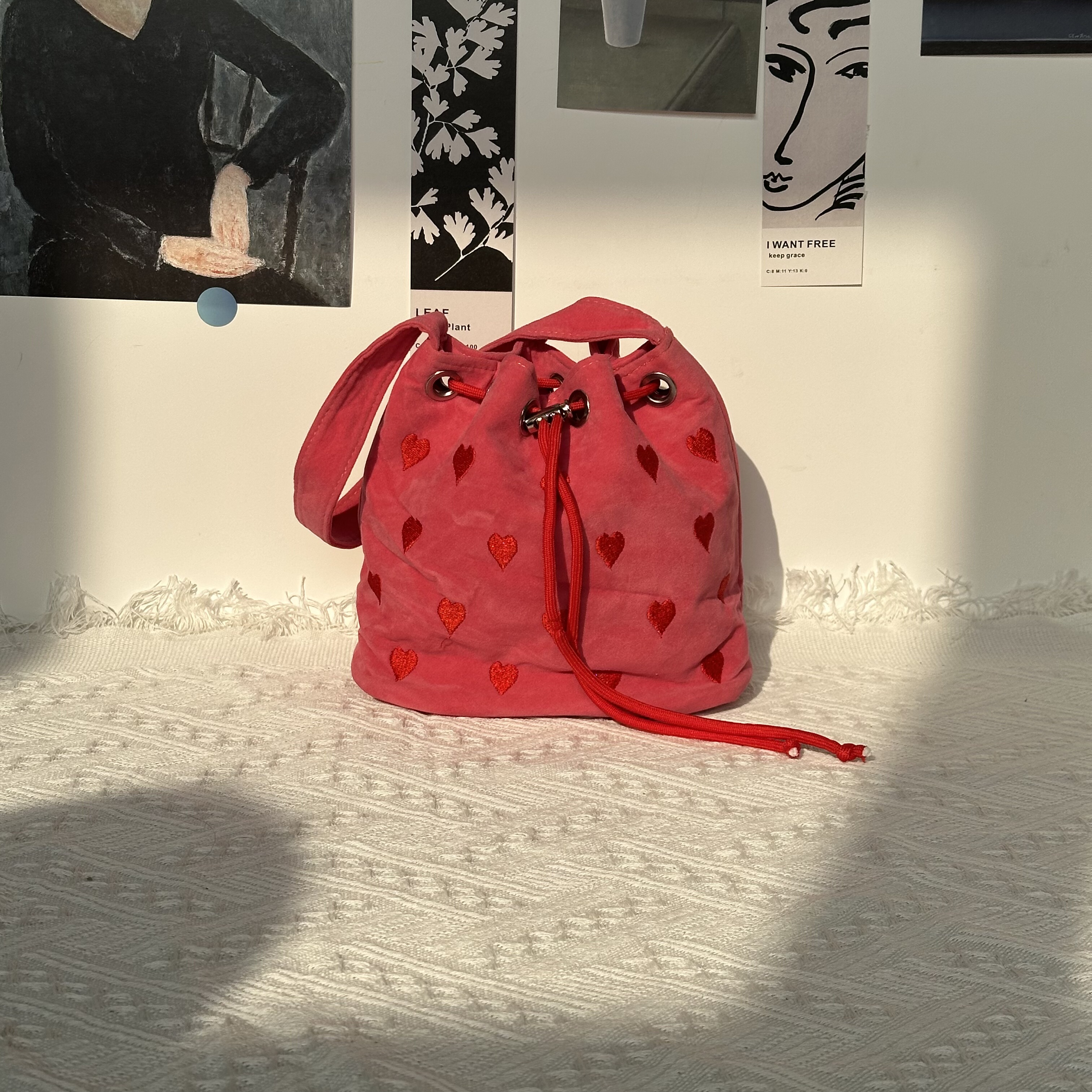 韩版清新水桶包2025春夏季潮时尚斜挎手提菜篮子爱心撞色包包女