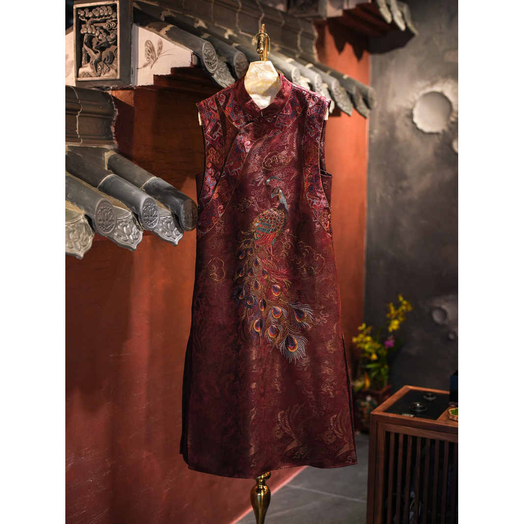 中式真丝孔雀刺绣红色无袖连衣裙