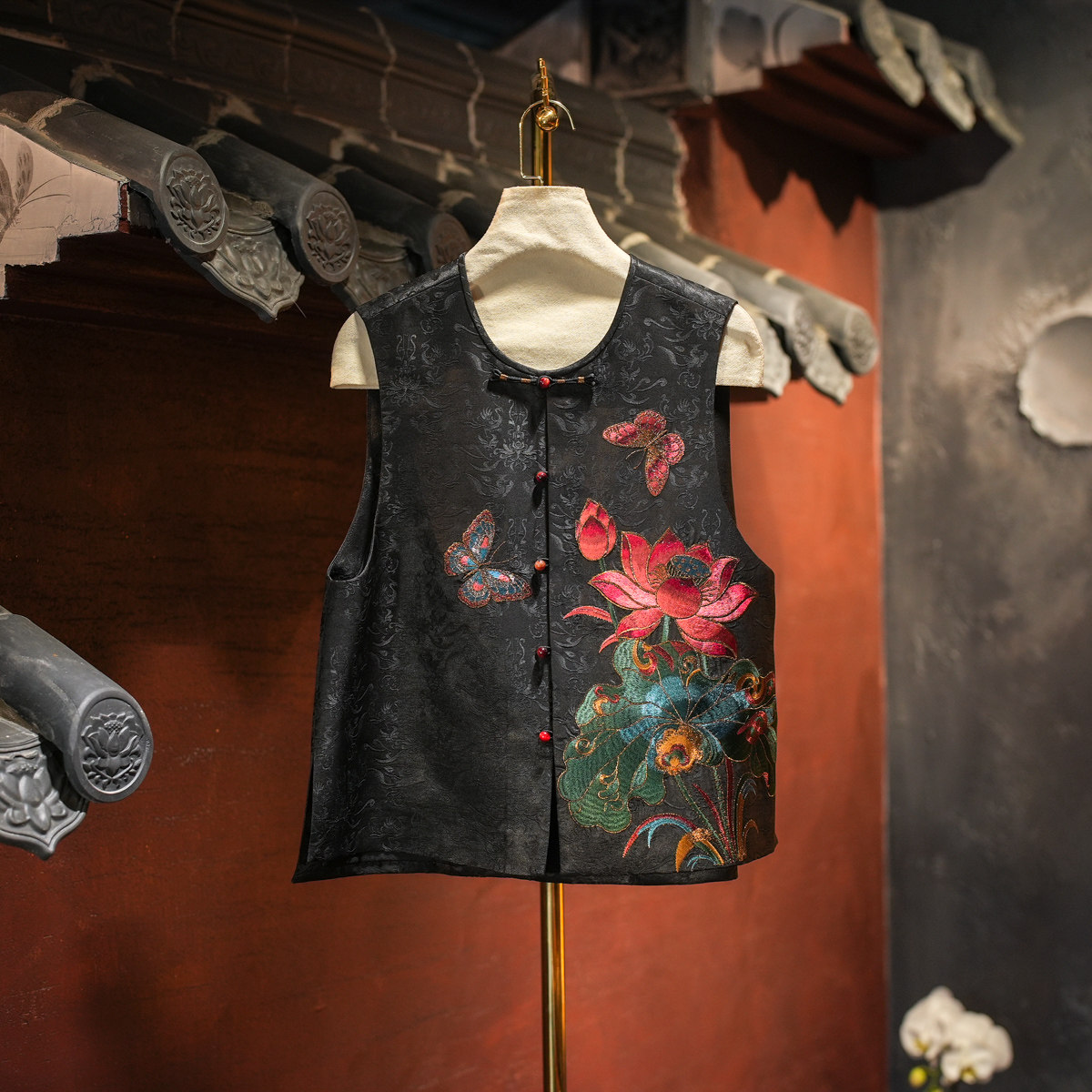 蓝大新中式重工刺绣黑色宽松马甲