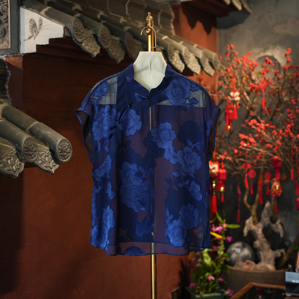 蓝大原创女装高级感蓝色立领斜襟盘扣宽松透视烧花短袖上衣4067