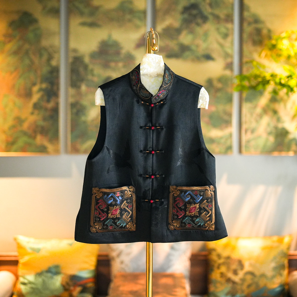 蓝大单排扣国风立领刺绣黑色马甲