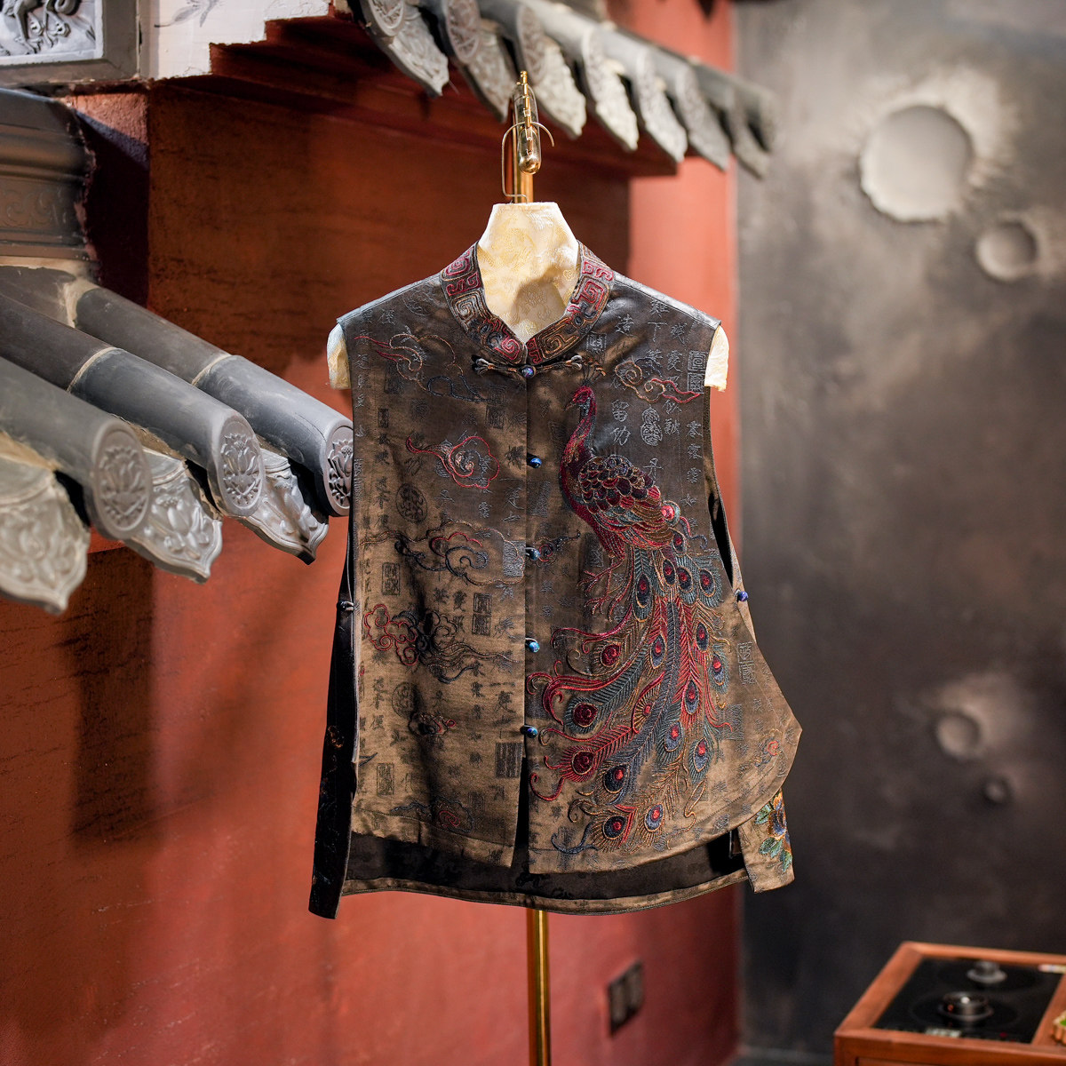 蓝大单排扣国潮立领孔雀刺绣马甲