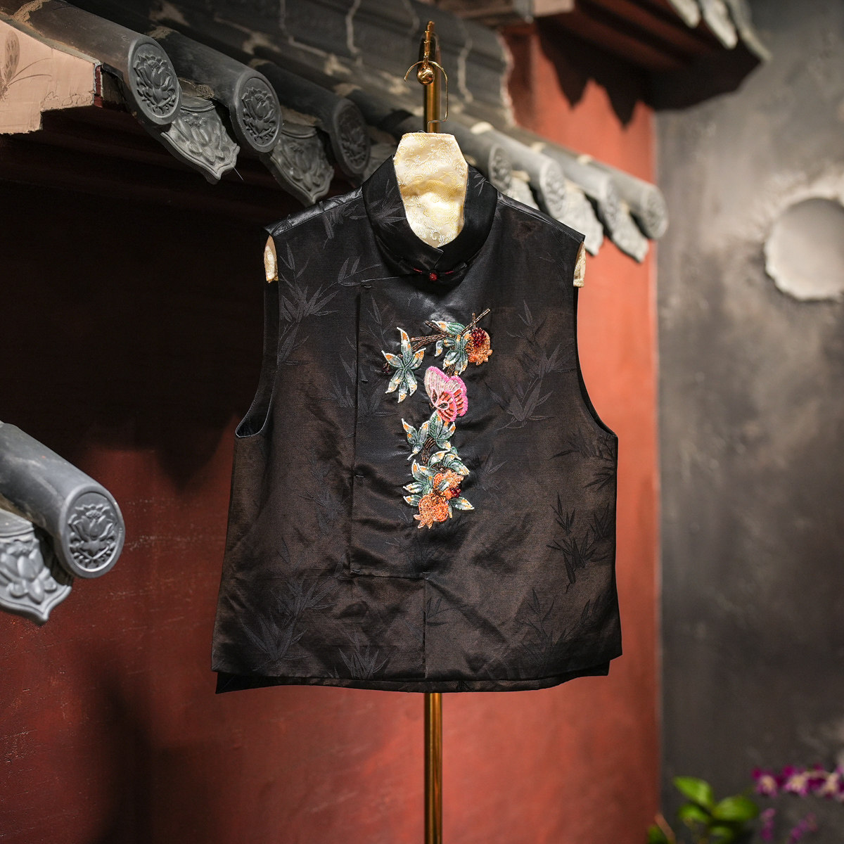 蓝大新中式立领刺绣钉珠黑色马甲