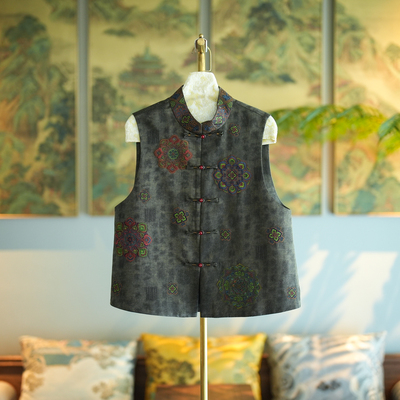 蓝大单排扣新中式立领刺绣马甲