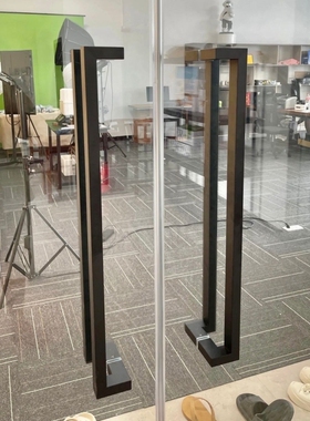 无指纹拐角把手灰色木门黑色有框拉手玻璃门黑钛金方管玫瑰金