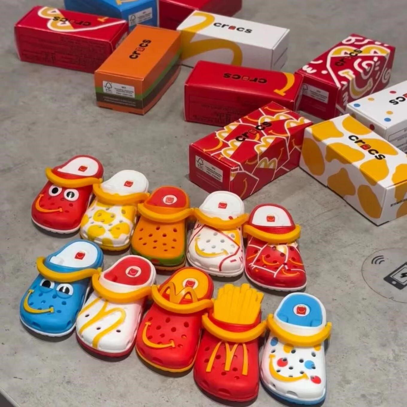 麦当劳crocs钥匙扣MC联名洞洞鞋挂件儿童餐玩具拇指迷你鞋盒10款