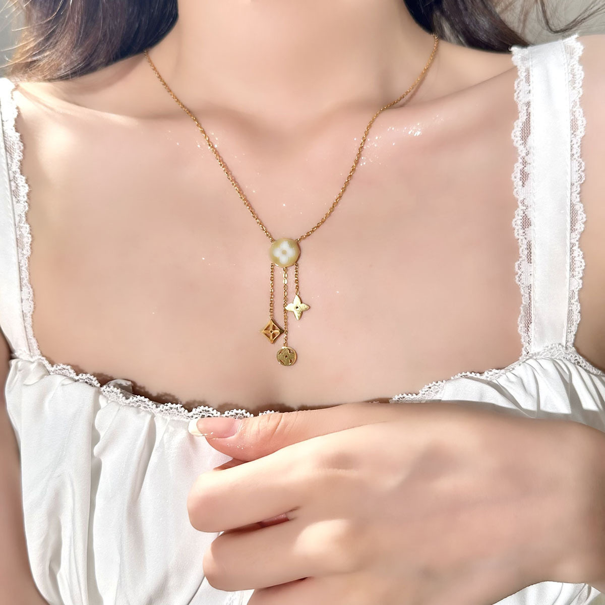 金色镶钻四叶草项链女轻奢白贝母设计感锁骨链百搭钛钢不掉色,饰品/流行首饰/时尚饰品新,项链,淘宝优惠券,粉丝福利购,淘宝优惠卷