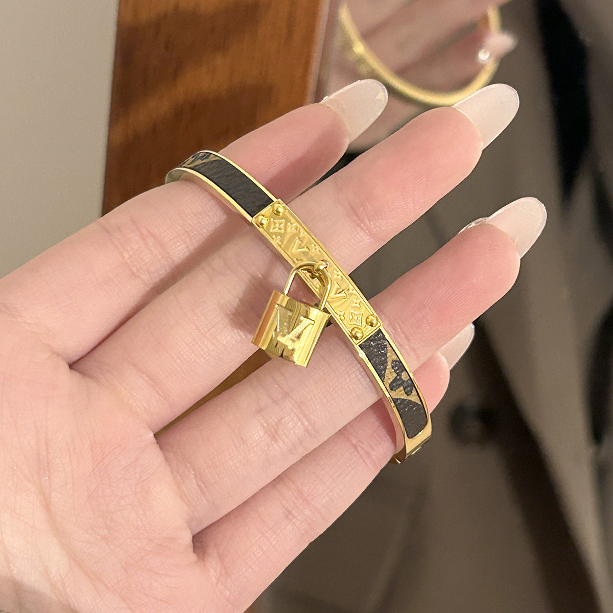 跨境欧美简约冷淡风老花皮锁头手镯女钛钢小众设计百搭轻奢感