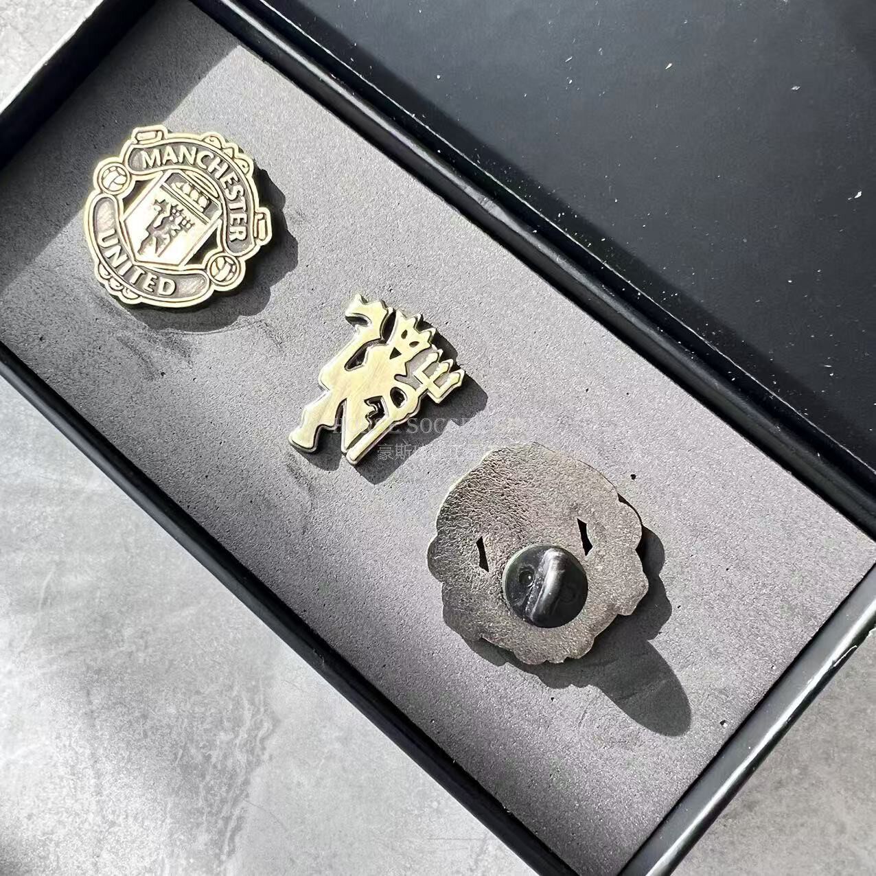 曼联纪念徽章盒装 官方正品现货 球迷周边收藏品送人礼物
