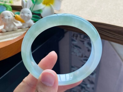 4.4批1359号58.5-11.8-8冰绿果冻镯！清新淡雅的浅绿色！