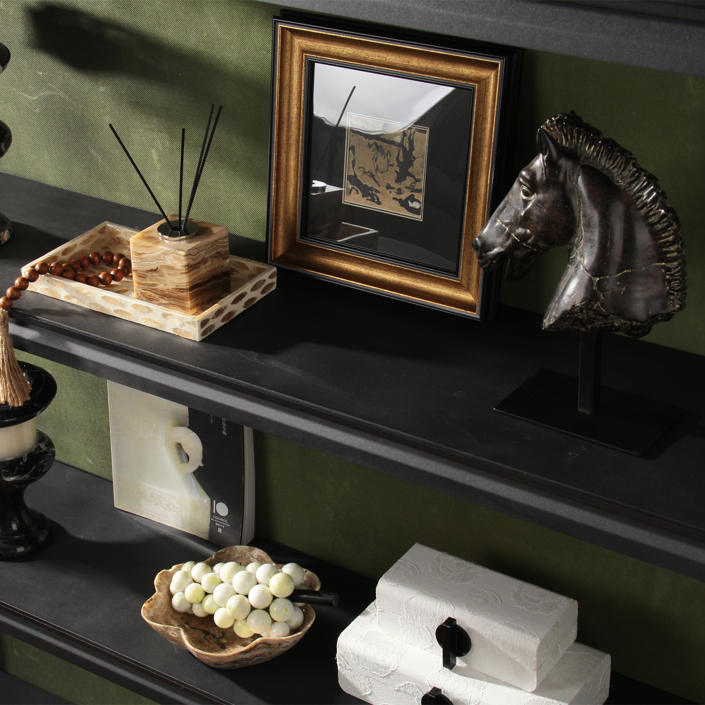 侘寂风样板间客厅书房书架装饰画