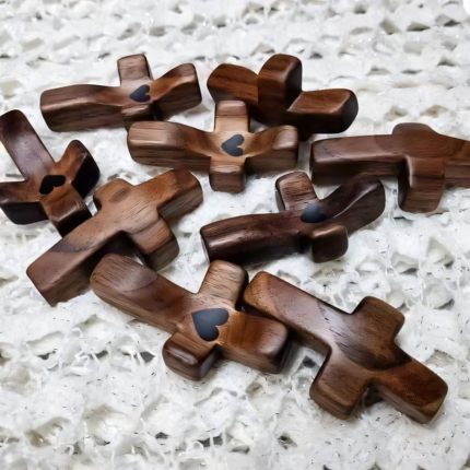 现货胡桃十字架Cross my heart Encouragement Gift手持木质礼物