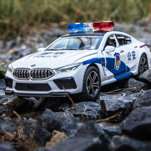 六开门132宝玛M8合金警车车模型