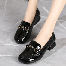 真皮单鞋女一脚蹬女鞋2025新款漆皮英伦风小皮鞋大码妈妈鞋春秋鞋