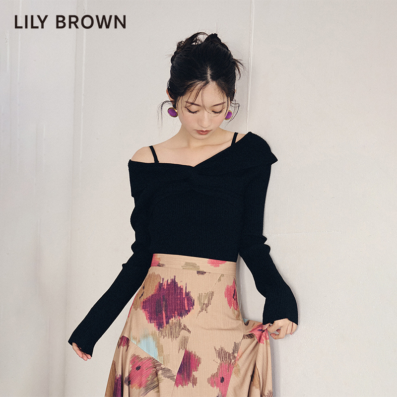 LILY BROWN2023秋冬新品 纯色交叉一字领修身针织上衣LWNT235001