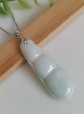 天然翡翠A货飘绿大号福豆玉吊坠