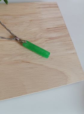 清新绿色圆柱形马来玉吊坠项链