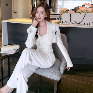 高级感垫肩短款西服外套女小众设计感白色字母潮牌小西装上衣2024