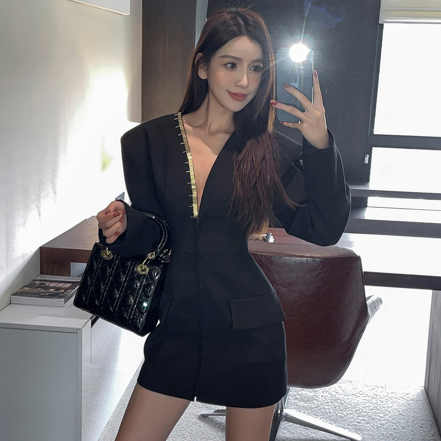 黑色御姐风性感V领连衣裙女2025秋冬新款高级感纯手工钉珠西装裙