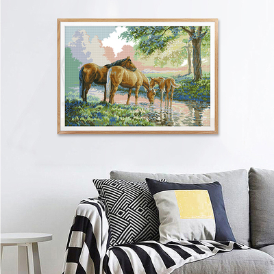 客厅背景墙骏马十字绣