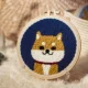 Shiba inu с пшеничной иглой+деревянная подставка