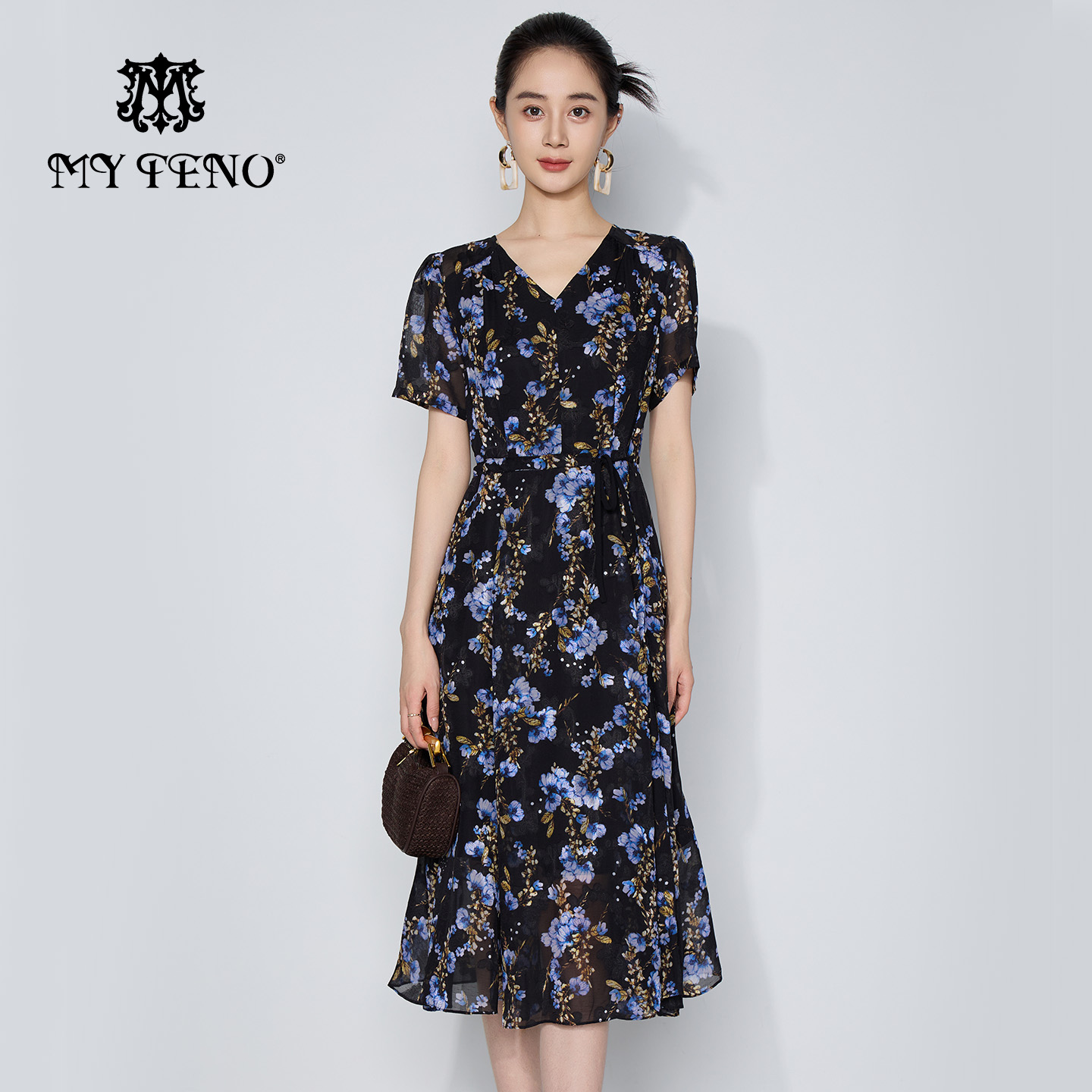 马天奴黑底蓝花系带收腰连衣裙