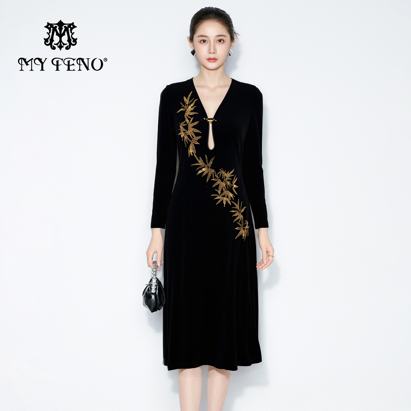 马天奴秋冬新款黑色丝绒钉珠绣花连衣裙子V领盘扣收腰新中式