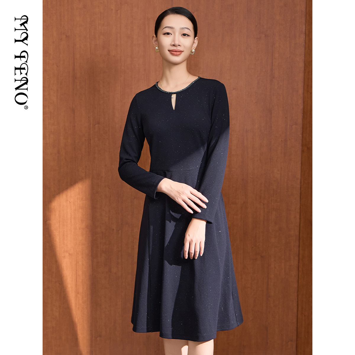 马天奴藏蓝钉珠圆领收腰连衣裙