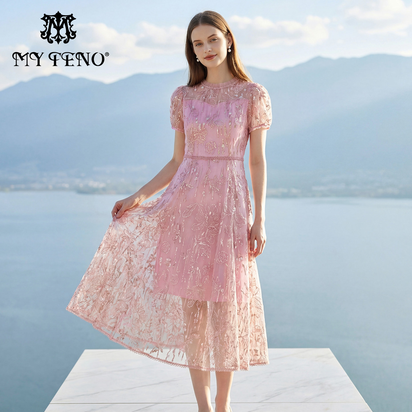 马天奴2026春夏新款粉红刺绣圆领泡泡袖连衣裙子收腰法式甜美气质
