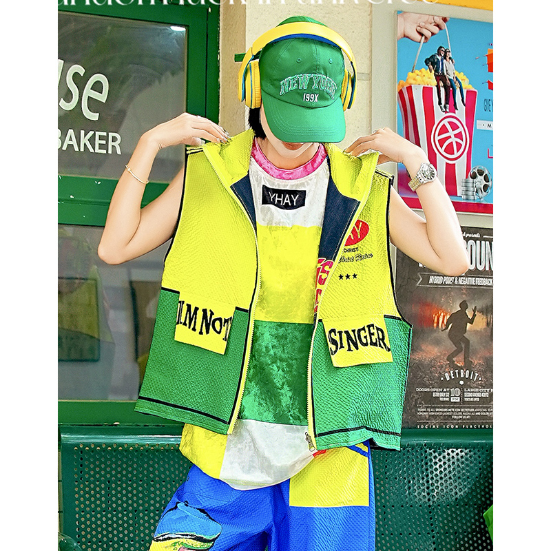 绿黄彩色字母撞色连帽休闲马甲女