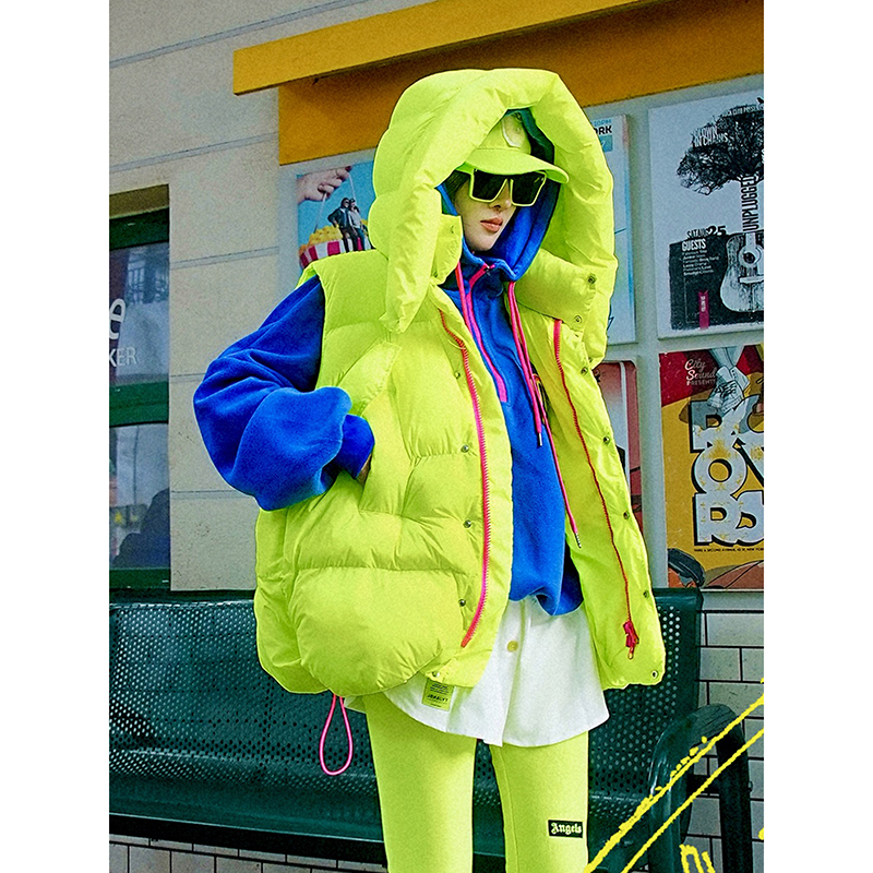 荧光绿玫红彩色字母休闲棉服马甲