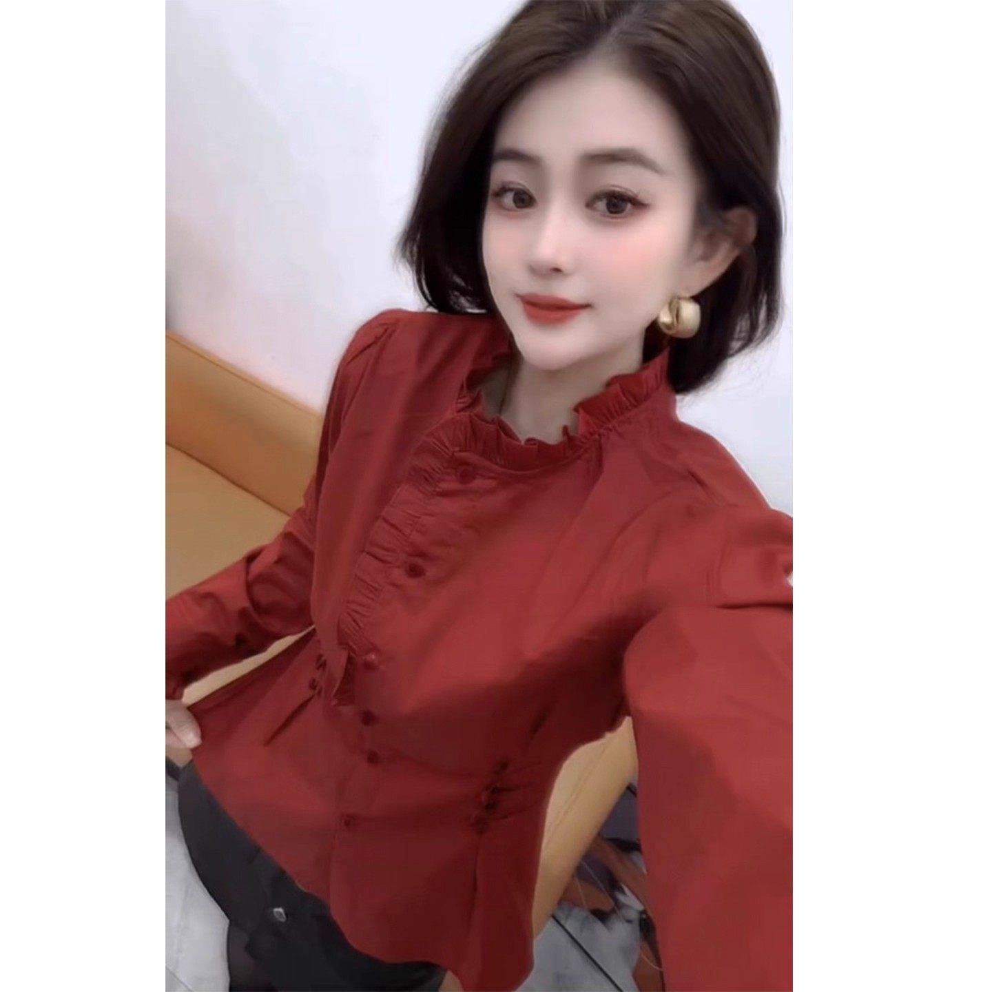 冬季穿搭今年流行开叉收腰长袖上衣女高级感修身显瘦复古红色衬衫